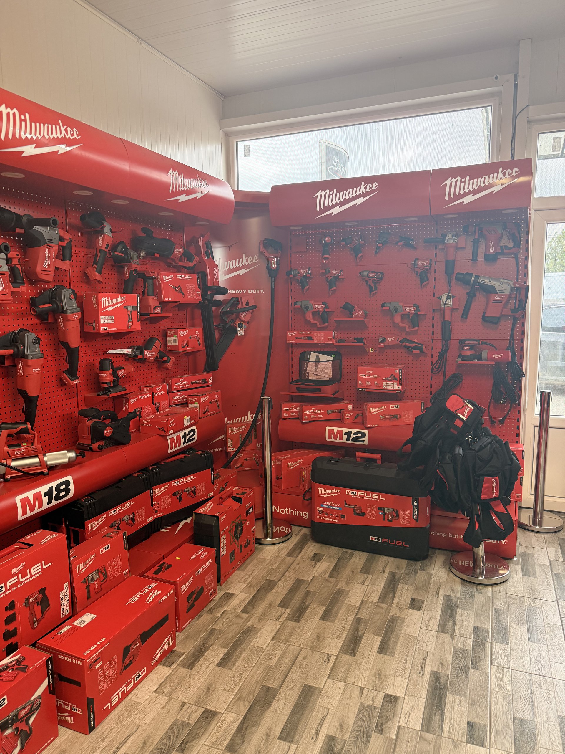 Rafturi cu produse Maluc Electro în showroom